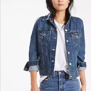 Medium Wash Original Trucker Levi’s jacket